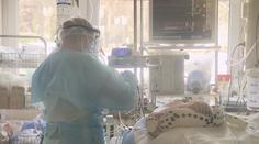 V nemocnicích ubývá hospitalizovaných. V mnoha případech kvůli tomu, že zemřou