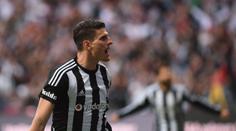 Dostal strach a balí kufry. Mario Goméz opouští turecký Besiktas