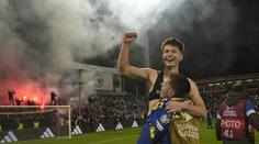 Bosna v slzách štěstí. Z paneláků létala pyrotechnika, Džeko slavil až do rána
