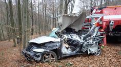 Tragická nehoda na Vsetínsku. Řidič s autem skončil ve srázu
