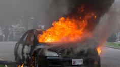 Ohnivé peklo: V Baltimore hoří budovy i auta, lidé rabují obchody!