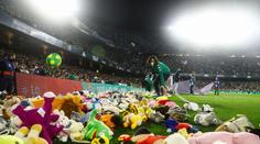 Plyšáková bouře. Fanoušci udělali dobrý skutek, hráči opláceli skvělou výhrou