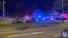 V Praze se srazila dvě auta s motorkou. Čtyři zranění, pro jednoho letěl vrtulník