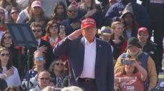Donald Trump nahrál Bidenovi. Kvůli technickým problémům ztratil nit