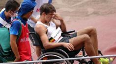 Překonal rakovinu, nyní desetibojaře odvezli na invalidním vozíku