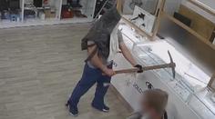 Muž rozmlátil obchod krumpáčem a prchl s drahými šperky! VIDEO