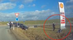 Řidič ujížděl hlídce a havaroval. Policie ho uklidnila namířenou zbraní