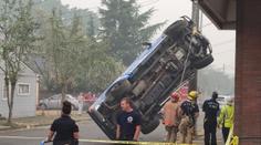 Opilec pověsil auto na sloup, když jel pro další pivo. Svedl to na antifašisty