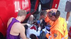 Muž v Praze vystrčil za jízdy ruku z auta, přerazil si ji o kamion 