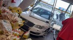 Auto vjelo až do obchodu, řidička si spletla brzdu s plynem