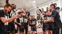 Fotbalisté Juventusu ve slipech! Ligový titul slavili s předstihem