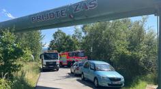 Lidé u koupaliště způsobili dopravní kolaps. Hasičům s nimi došla trpělivost