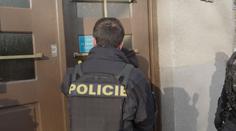 Muž okrádal lidi po celém Česku. Dopadli ho policisté ve Velké Británii