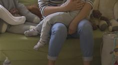Kojenecké ústavy končí. Náhradní rodinu potřebují tisíce dětí