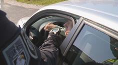 Řidič se řítil silnicí se čtyřmi promile! Bez řidičáku a s půjčeným autem