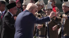 Trump se na pracovní cestě v Asii odvázal. Jeho podivný tanec baví svět