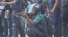 Počet obětí při násilných protestech v Bangladéši stoupá. Zatčených je přes 2 500