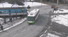 Řidič autobusu ohrozil lidi! Vjel na přejezd, přiřítil se vlak. VIDEO
