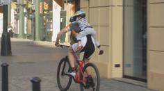 Hazard! Cyklista vezl malé dítě za krkem v pražském provozu! VIDEO