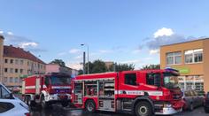 V bytě na Žižkově začalo hořet, hasiči museli evakuovat 57 lidí
