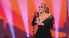Brit Awards ovládla zpěvačka Adele. Zrušené bylo dělení podle pohlaví