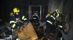 Svíčka shořela i s celým bytem! Hasiči z domu evakuovali 12 lidí