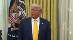 Trump vyhodil šéfa americké armády. Ten se to dozvěděl při inspekci hranice