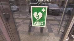Veřejné defibrilátory zachraňují lidem život. Jejich rozmístění najdete v aplikaci