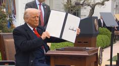Trump neumí pořádně číst ani psát, tvrdí odborníci. Prozradil ho podpis
