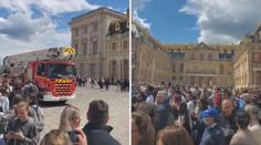 Hromadná evakuace lidí z Versailles. Na zámku francouzských králů hořelo