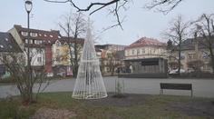 Chotěboř nahradila vánoční strom umělou konstrukcí. Je ošklivá a drahá, štve lidi