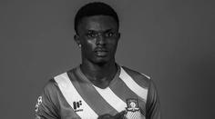 Šok a hrůza. Fotbalista Frimpong zemřel při přepadení týmového autobusu
