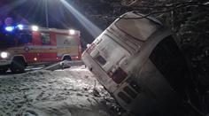 FOTO: Autobus visel nad srázem, cestující z něj skákali ven okny!