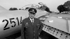 Zemřel legendární český pilot, který měl letět do vesmíru. Do rakety ale neusedl