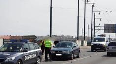 Opilec přebíhal s malým dítětem v náručí silnici, srazilo je auto
