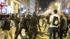 Fanoušci Frankfurtu řádili v ulicích. Policie je musela rozehnat vodními děly