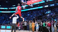 Když gravitace neplatí. Mladík z farmy zavěsil přes dva lidi a natřel to hvězdám NBA