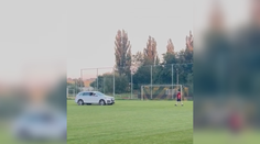 VIDEO: Řidič vjel na fotbalové hřiště, měl z okna střílet. Nešlo to jinak, tvrdí