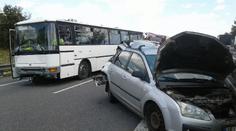 Osobák se srazil na D1 s policejním autobusem, dálnice byla uzavřena