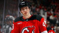 Dva vlastní góly a prohra. Mladík Devils si v NHL uřízl ostudu