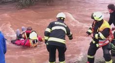Velká voda spláchla trojici dětí. Držely se jen větví, popsal hasič