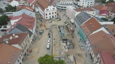 Rekonstrukce centra Velkého Meziříčí nabírá zpoždění. Podnikatelé i řidiči zuří
