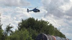 Na dráhu pražského letiště vjel motorkář. Honila ho policie s vrtulníkem