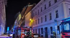 Střecha činžáku kompletně shořela, dvacet lidí se nemůže vrátit domů