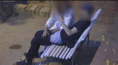 Žena osahávala muže v parku, při tom mu prošacovala kapsy! VIDEO