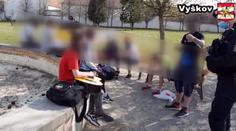Parta mladých popíjela v zámecké zahradě. Buďte lidi, prosila policisty