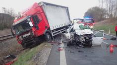 Srážka osobního a nákladního auta u Újezdce si vyžádala jeden život
