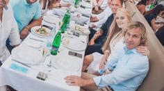 Šťastný pár? Nedvěd se opět ukázal na veřejnosti s mladičkou blondýnou