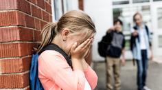 Šikana na hřišti! Dívky holčičku strhly z houpačky, mlátily ji pěstmi