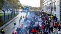 Krev, násilí i psí kousance! Zápas Feyenoordu a Unionu zkazily výtržnosti